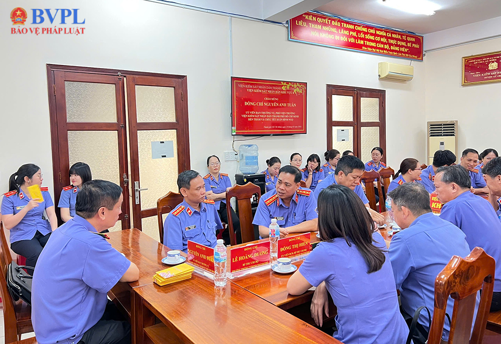 VKSND TP Hồ Chí Minh thăm, chúc Tết công chức, người lao động VKSND Khu vực 8