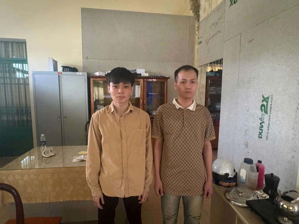 Vận động 2 đối tượng “gây rối trật tự công cộng” có Lệnh truy nã ra đầu thú