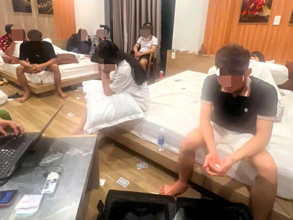 Bắt quả tang nhóm 8 đối tượng tổ chức “bay lắc” ma túy trong khách sạn