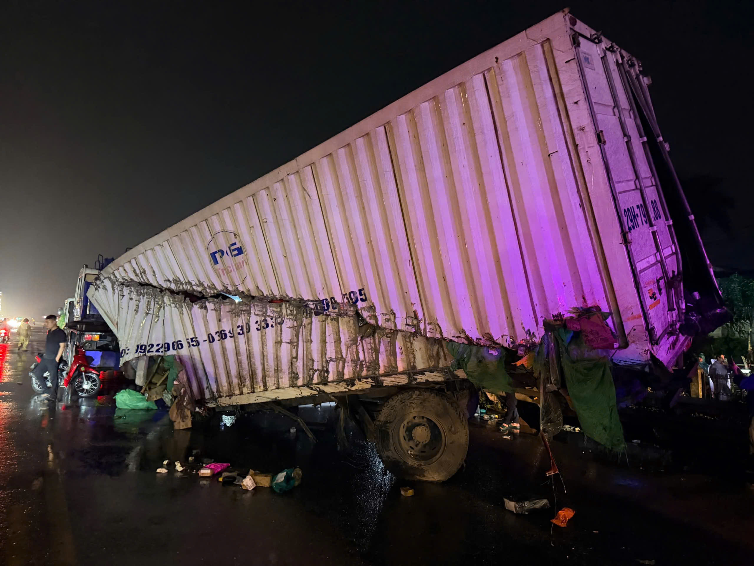 Công an TP Hà Nội thông tin vụ va chạm giữa tàu hỏa và ô tô tải, 2 người thương vong