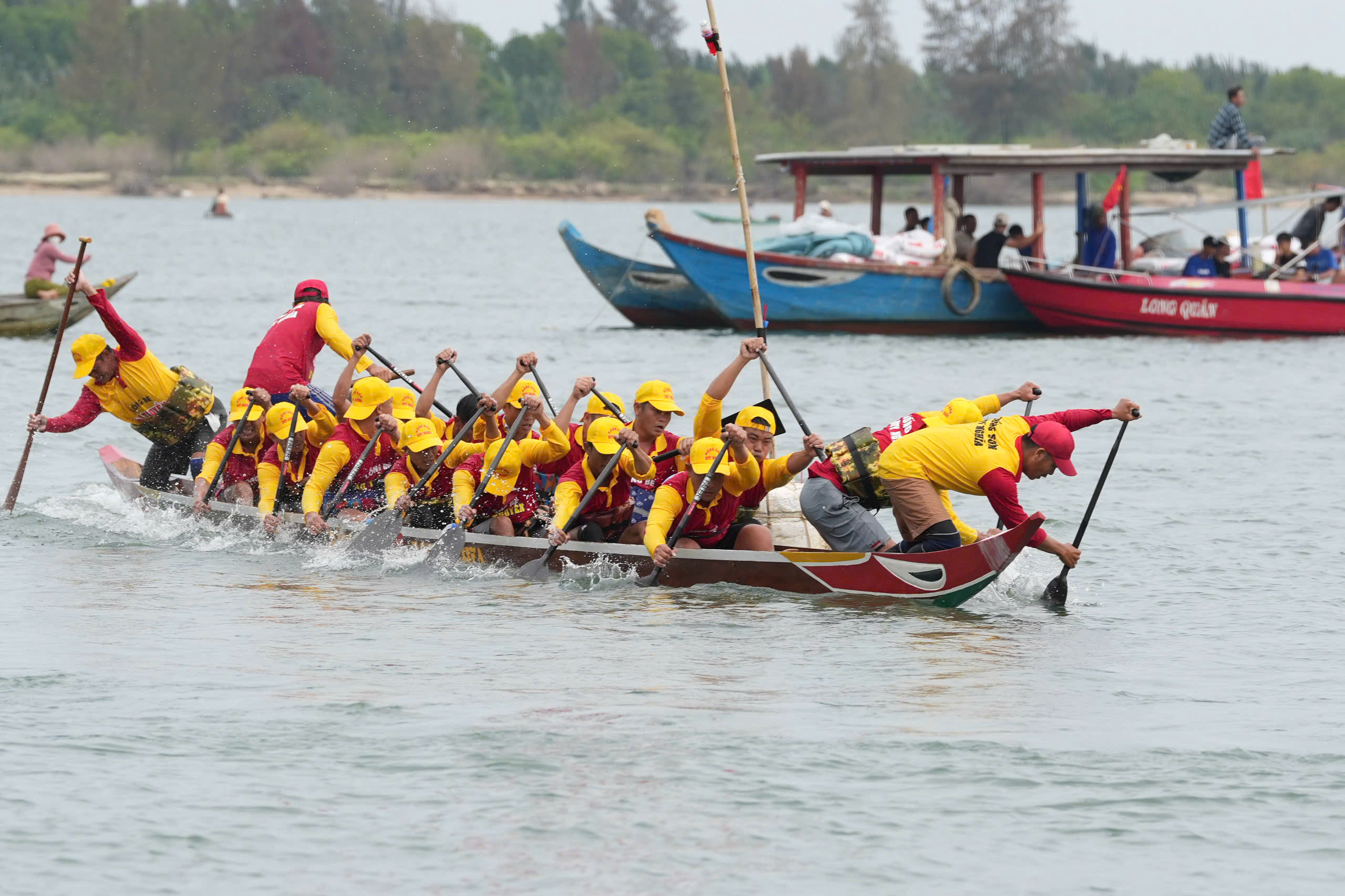 Người dân, du khách hào hứng theo dõi Giải đua thuyền trên sông Thu Bồn tranh Cúp FVG