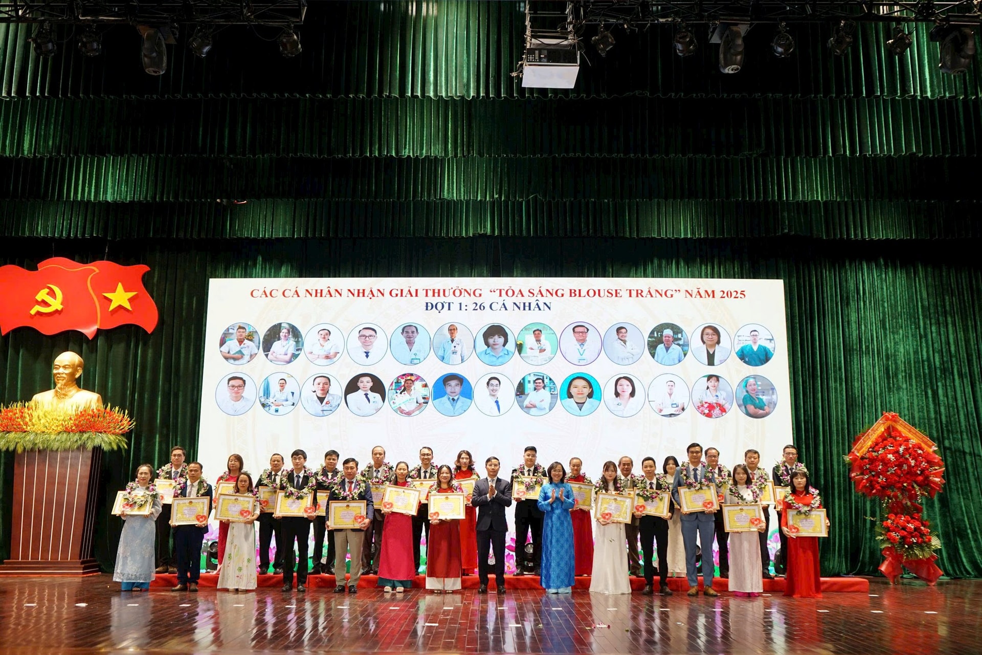 Đà Nẵng vinh danh 51 cá nhân “Tỏa sáng Blouse trắng” năm 2025