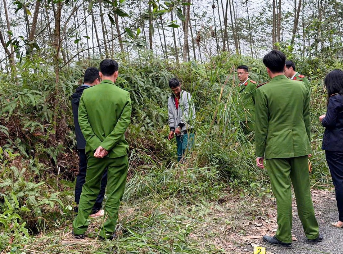 Bắt đối tượng xịt hơi cay, dùng dao tấn công người phụ nữ đi đường
