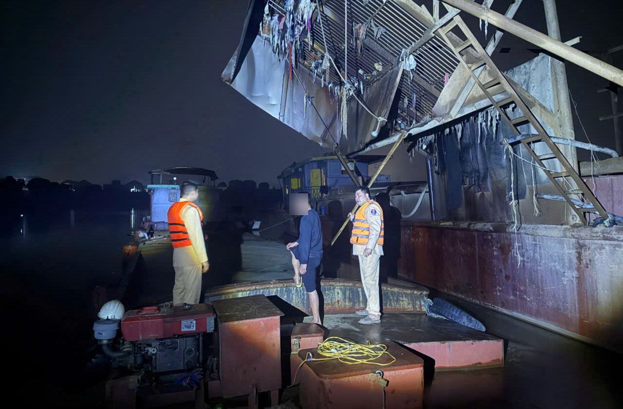 Tuần tra, chặn bắt 2 phương tiện khai thác cát trái phép trên sông Cầu