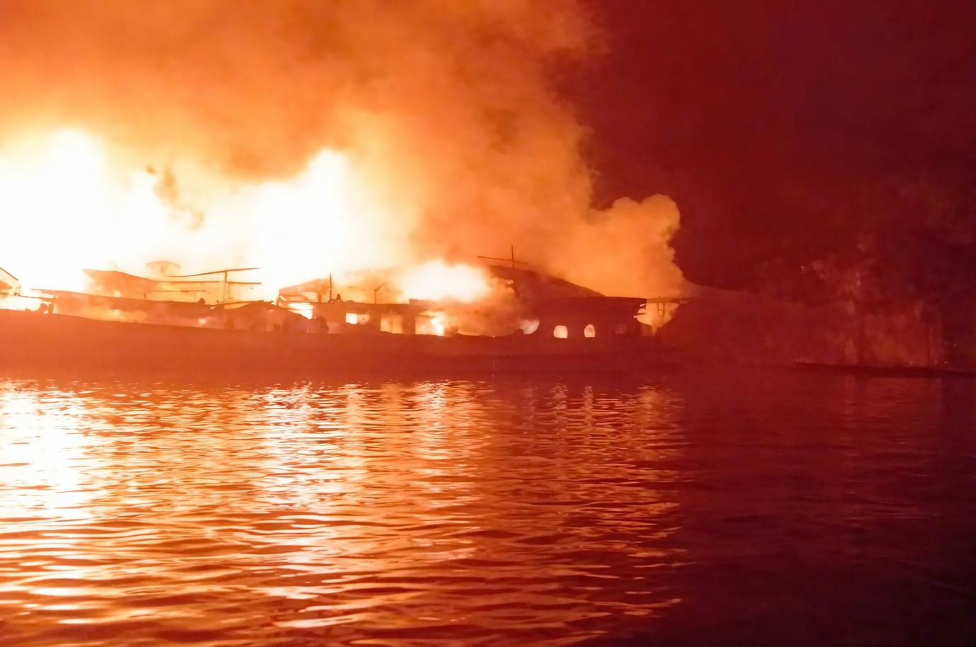 Tàu du lịch chở 41 người trên Vịnh Hạ Long bất ngờ bốc cháy