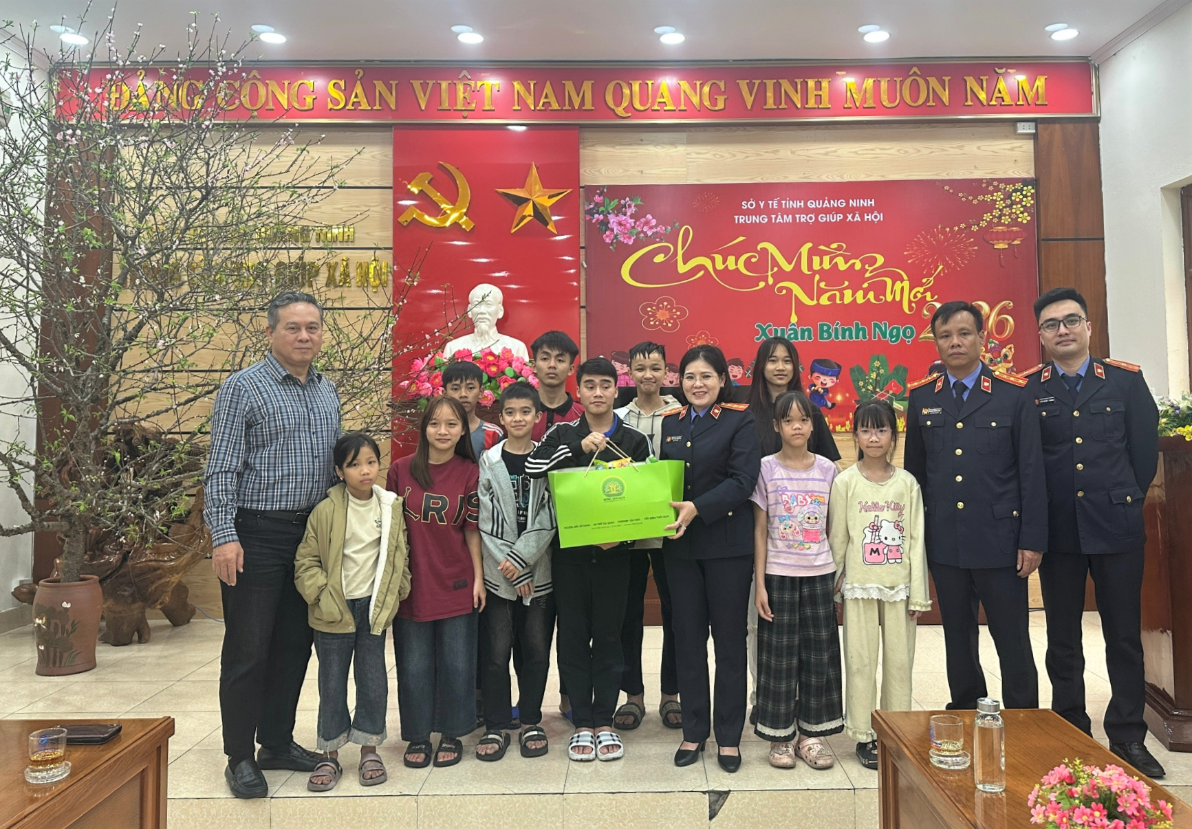 Trao quà đầu Xuân cho trẻ em tại Trung tâm trợ giúp xã hội Quảng Ninh