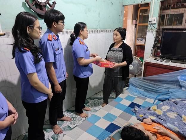 VKSND khu vực 2, TP Đà Nẵng thăm hỏi các gia đình có hoàn cảnh khó khăn