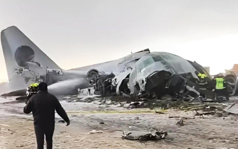 Máy bay vận tải chở tiền rơi xuống xa lộ, gần 50 người thương vong