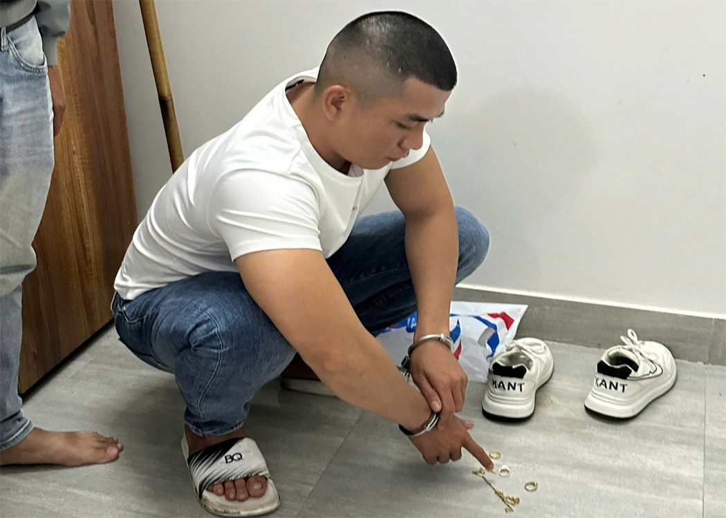 Nam thanh niên khống chế người phụ nữ rồi cướp tài sản