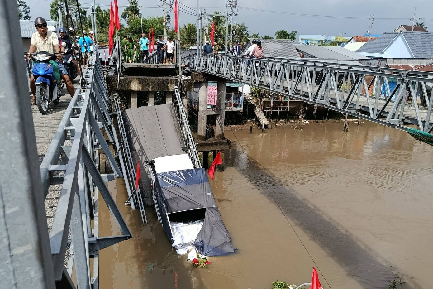 Sập nhịp cầu 30 4 ở Cần Thơ, xe chở gạo rơi xuống sông Thốt Nốt
