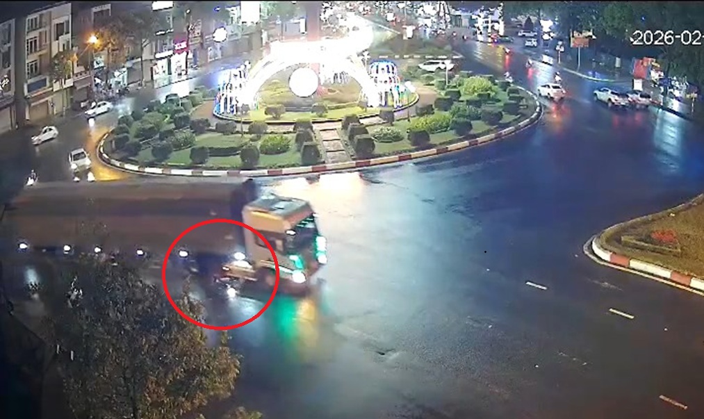 Xe container gây tai nạn khiến 2 người phụ nữ thương vong