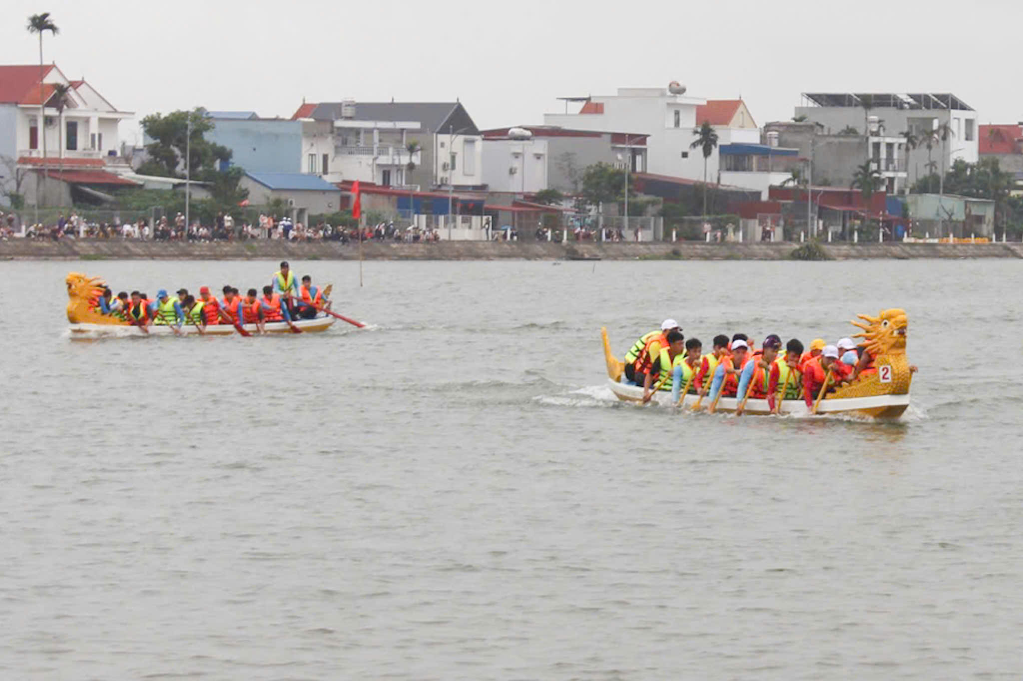 Sôi nổi giải đua thuyền rồng truyền thống trên sông Đa Độ