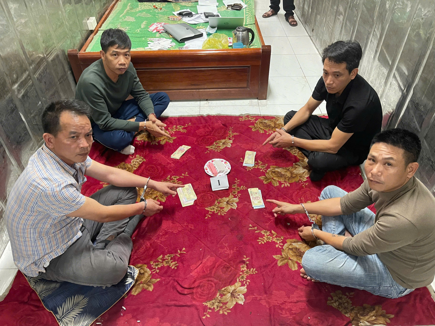 Bắt quả tang 4 đối tượng đánh chắn ăn tiền trong container tại Cụm công nghiệp