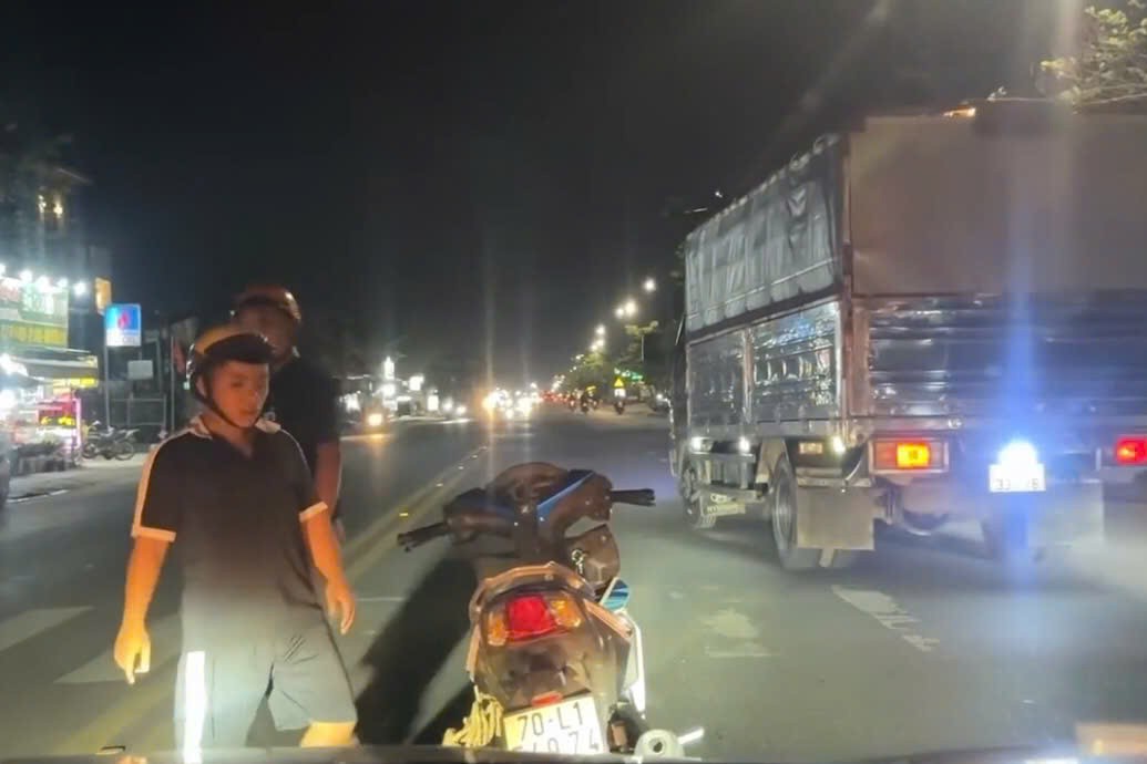 Sau va quẹt, người đàn ông chặn đầu taxi chửi bới gây cản trở giao thông