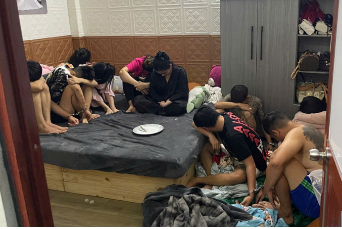Bắt quả tang nhóm 10 đối tượng hẹn nhau “bay lắc” ma túy trong phòng ngủ