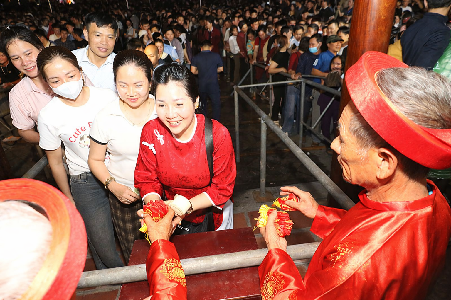 Lễ phát lương Đức Thánh Trần tại đền Trần Thương Gìn giữ truyền thống, lan tỏa giá trị lịch sử dân tộc