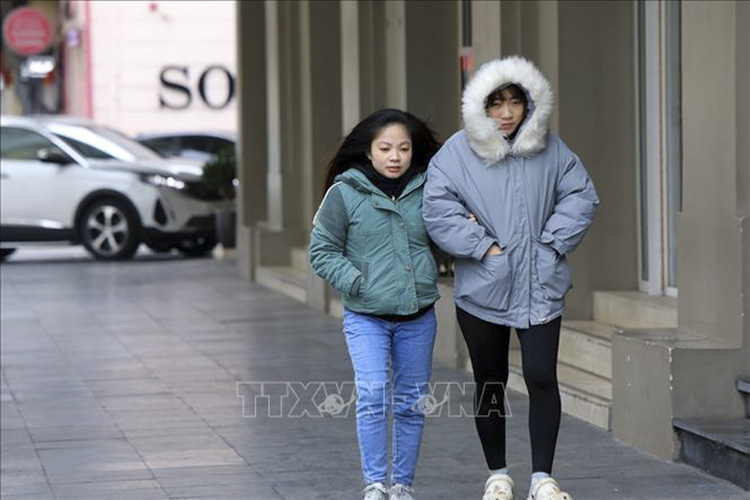 Không khí lạnh tràn xuống Đông Bắc Bộ, nhiều nơi mưa rét, biển động mạnh