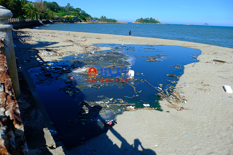 Nước thải nặng mùi xả thẳng ra bãi biển Nha Trang