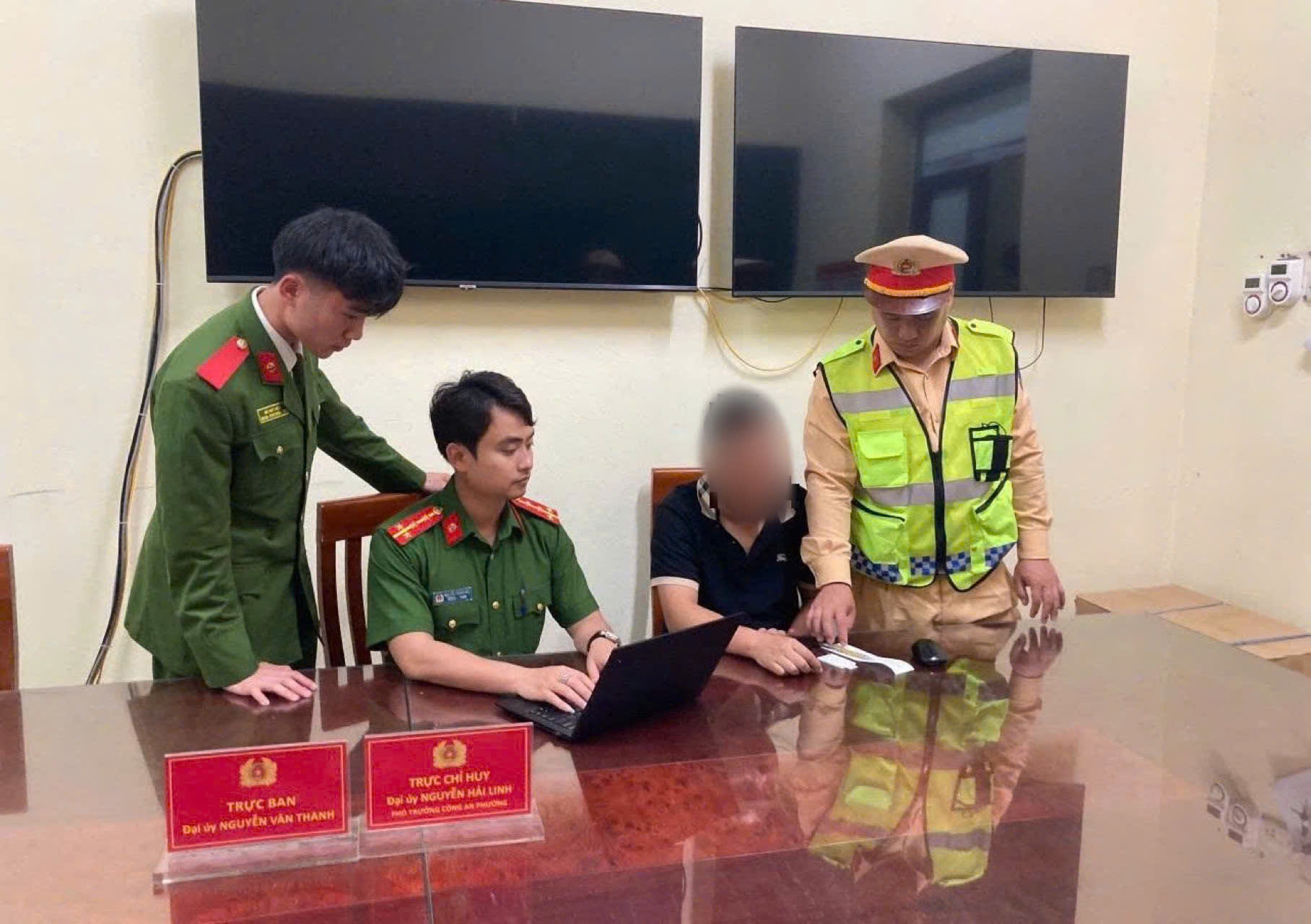 Tài xế vi phạm nồng độ cồn đâm va xe CSGT rồi bỏ chạy