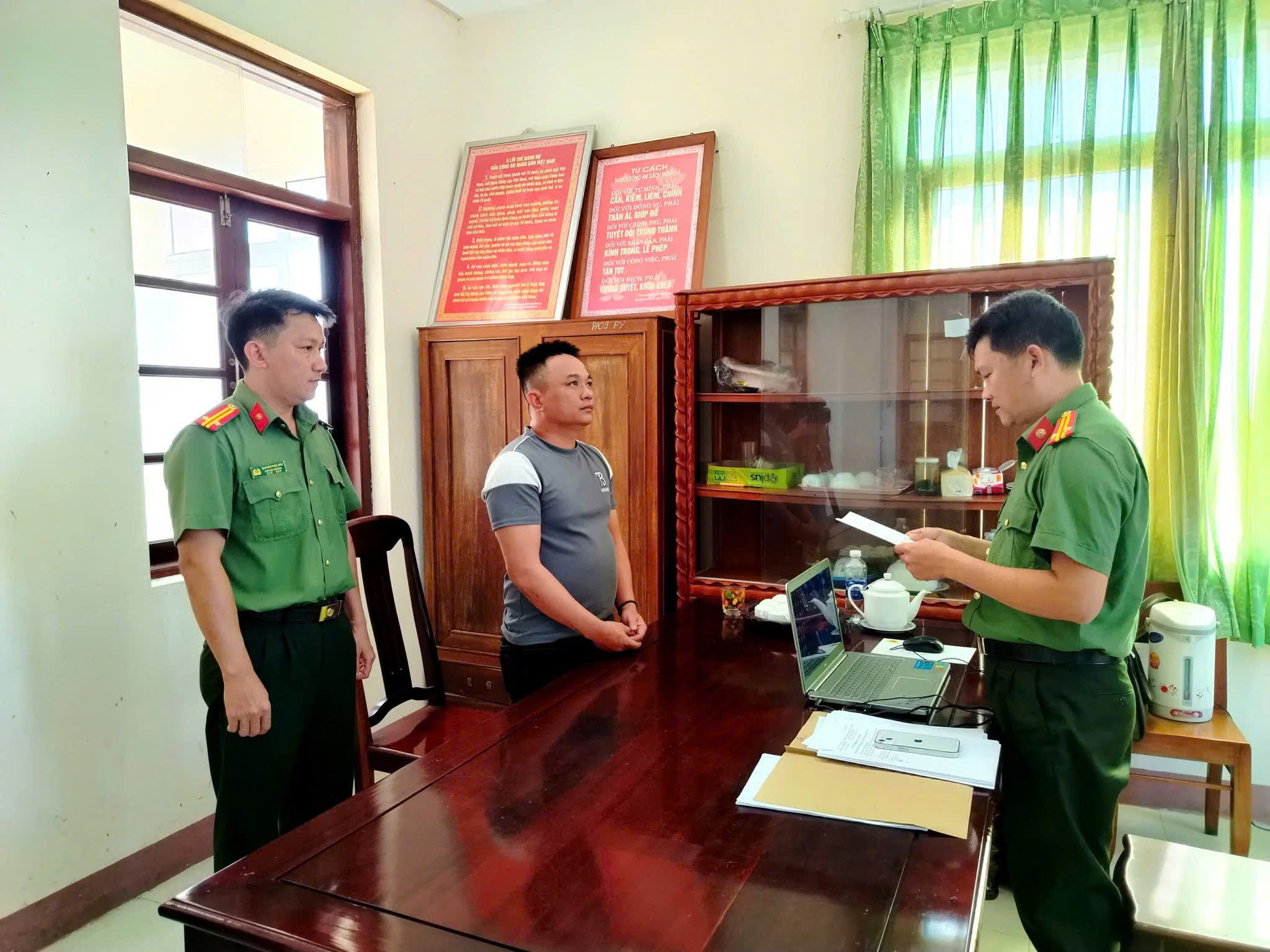 Phê chuẩn khởi tố thuyền trưởng tổ chức cho người khác xuất cảnh trái phép