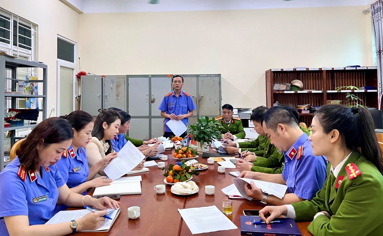 Trực tiếp kiểm sát việc tạm giữ, tạm giam tại Phân trại tạm giam Phúc Yên