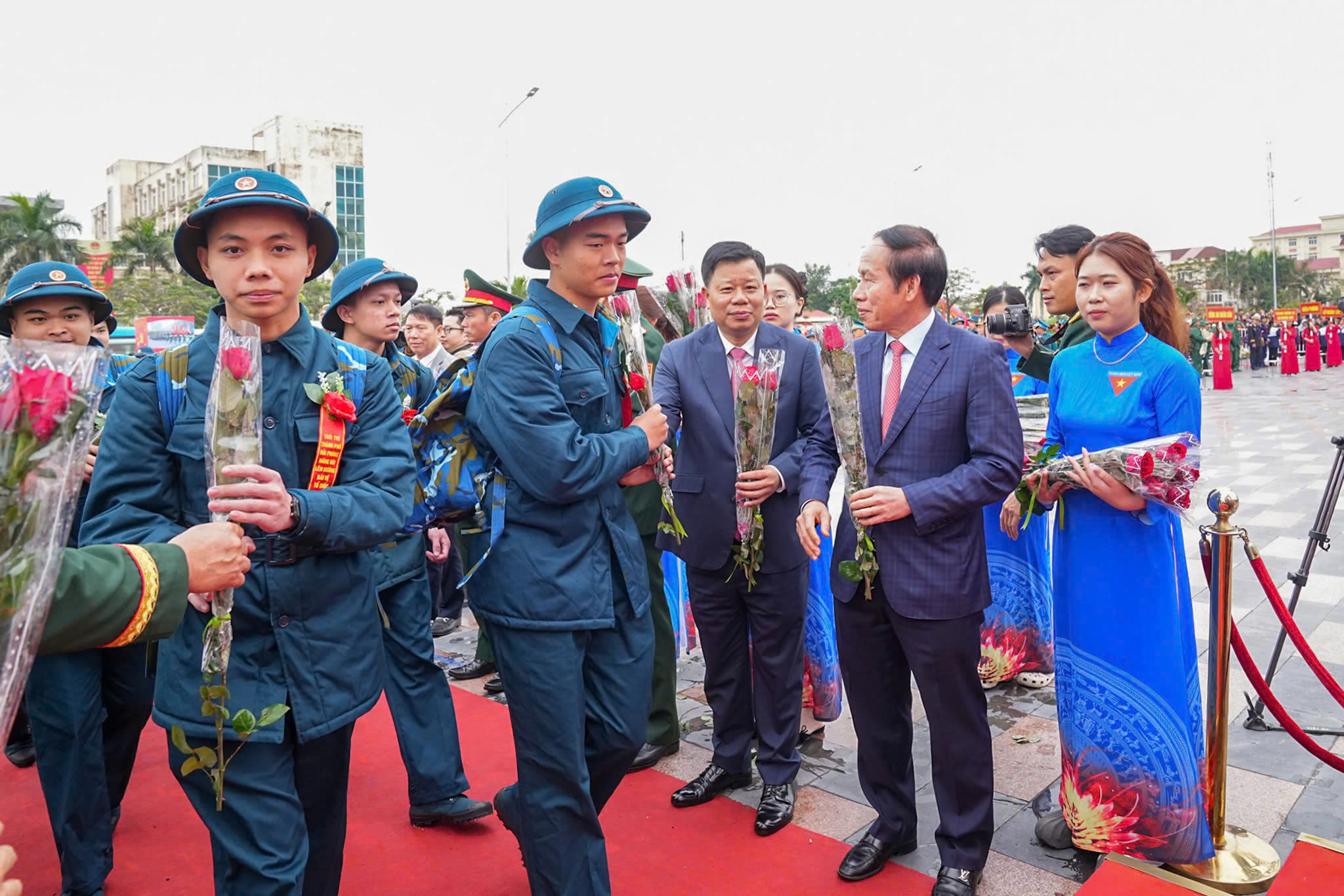 5 100 thanh niên Hải Phòng lên đường nhập ngũ
