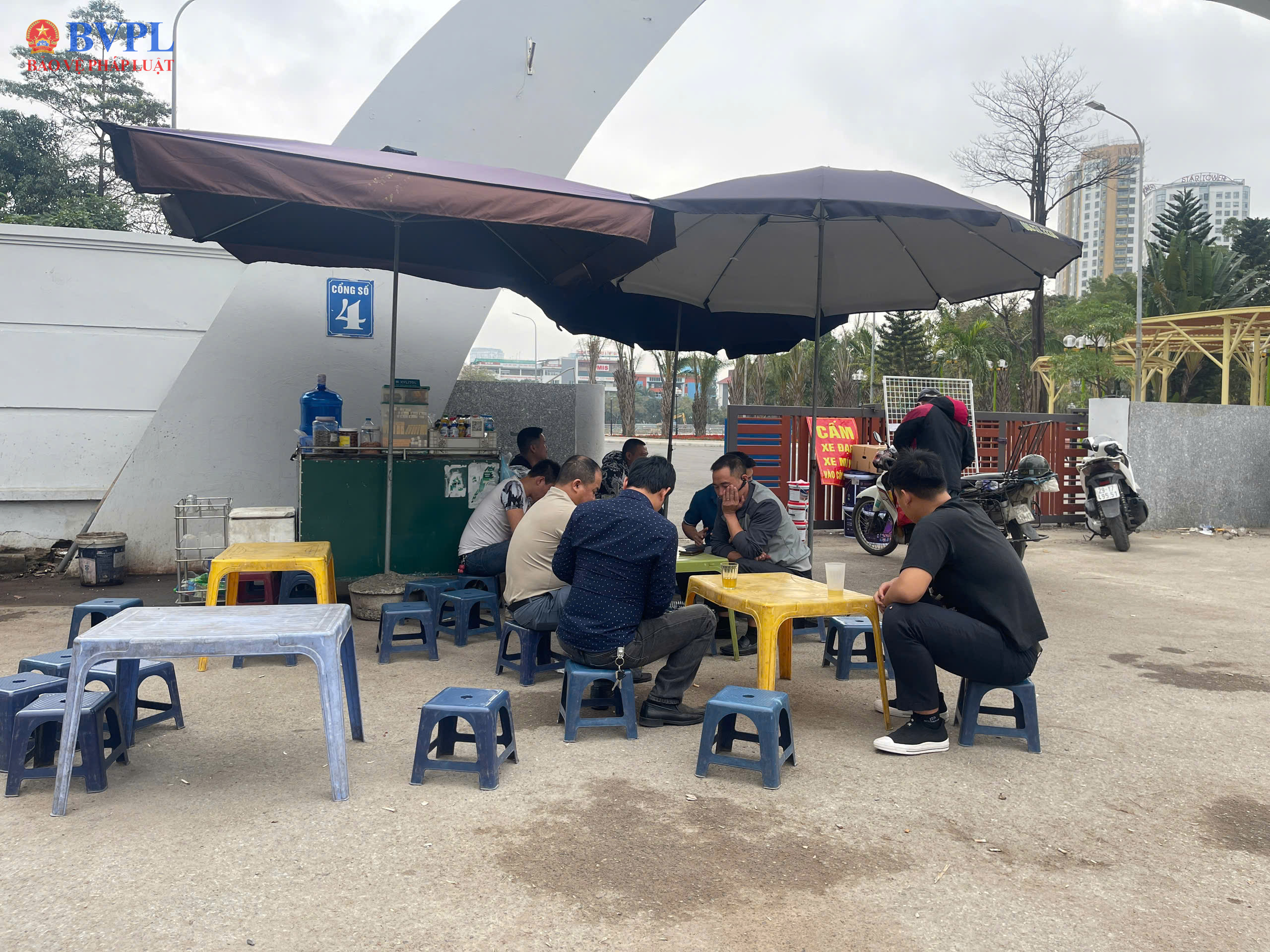 Hà Nội Công viên Cầu Giấy bị bủa vây bởi hàng quán, bãi trông giữ xe, lợi ích công bị xâm phạm
