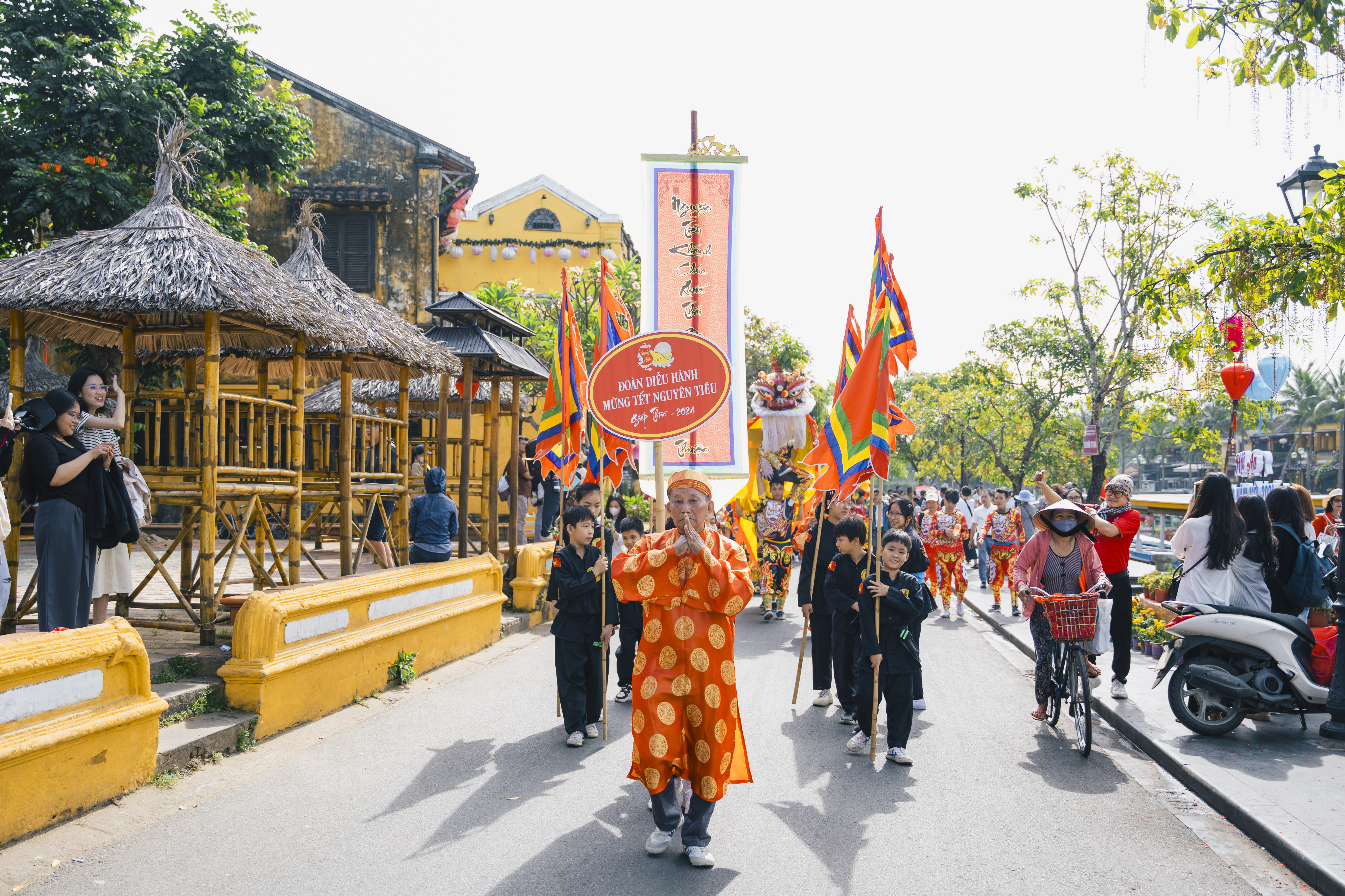 Du khách hào hứng đón Tết Nguyên tiêu ở Hội An