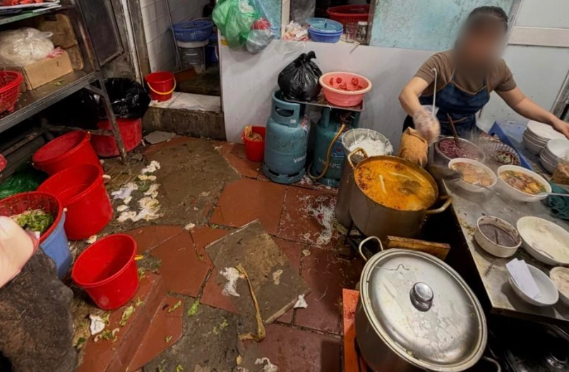 Quán bún riêu ở phố cổ Hà Nội bị đình chỉ sau phản ánh mất vệ sinh trên mạng xã hội