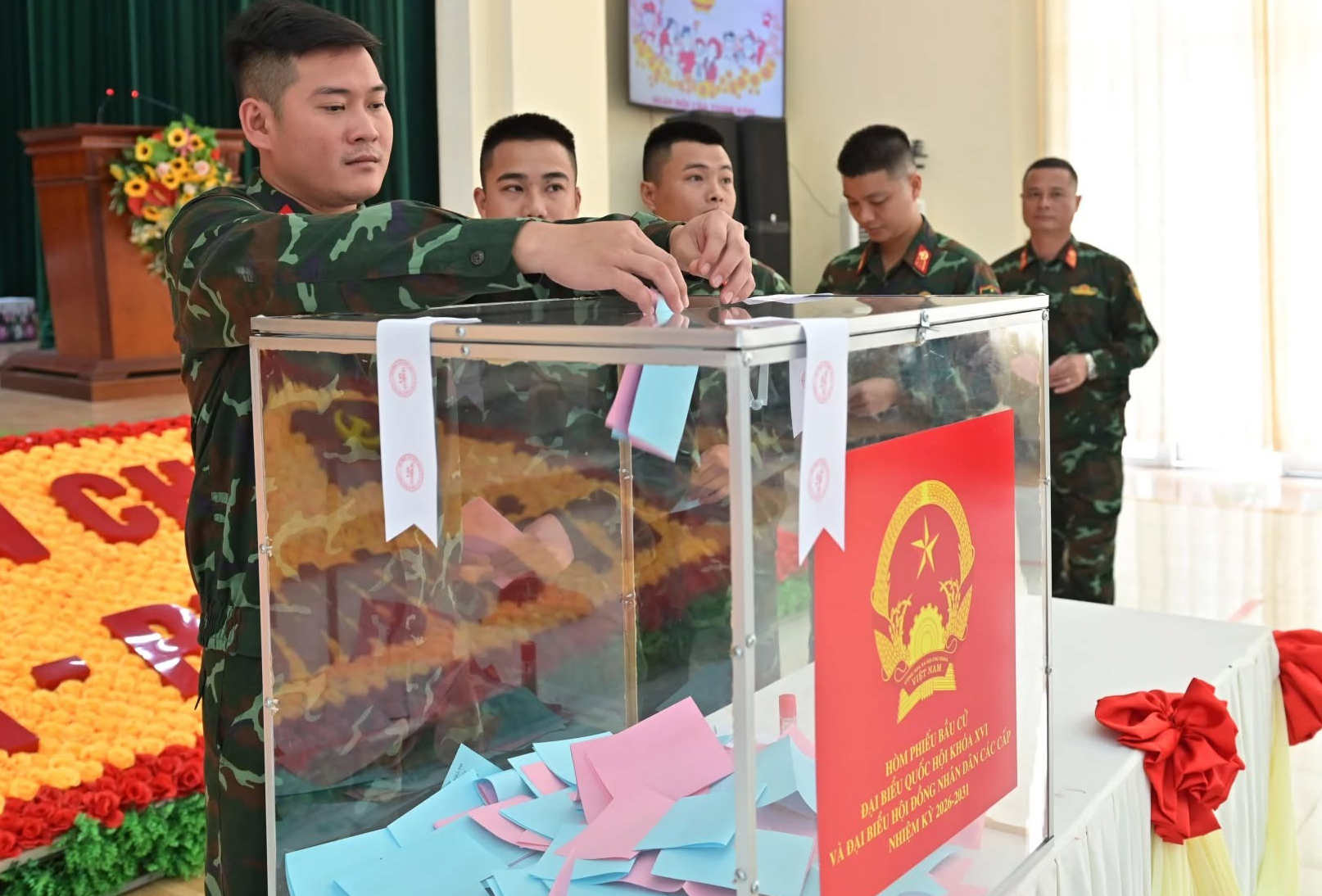 Những cử tri quân nhân đầu tiên tại tỉnh Khánh Hòa hoàn thành bỏ phiếu sớm