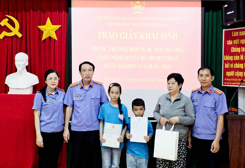 VKSND Khu vực 11 TP Hồ Chí Minh phối hợp trao Giấy khai sinh cho hai trẻ em có hoàn cảnh đặc biệt khó khăn