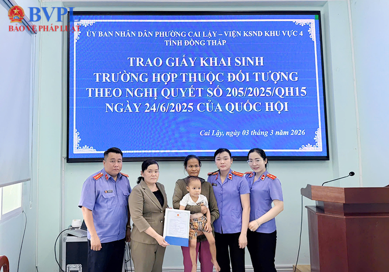 VKSND Khu vực 4 tỉnh Đồng Tháp phối hợp cấp Giấy khai sinh cho trẻ em