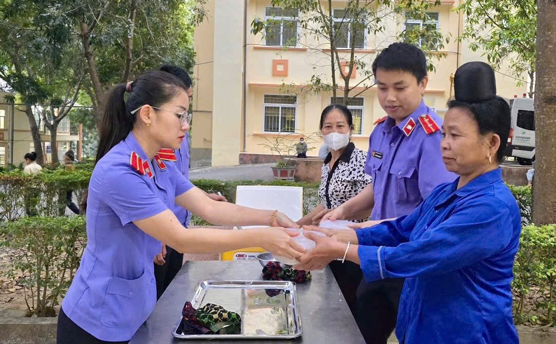 Chi đoàn VKSND khu vực 3, tỉnh Sơn La tham gia chương trình Nồi cháo tình thương