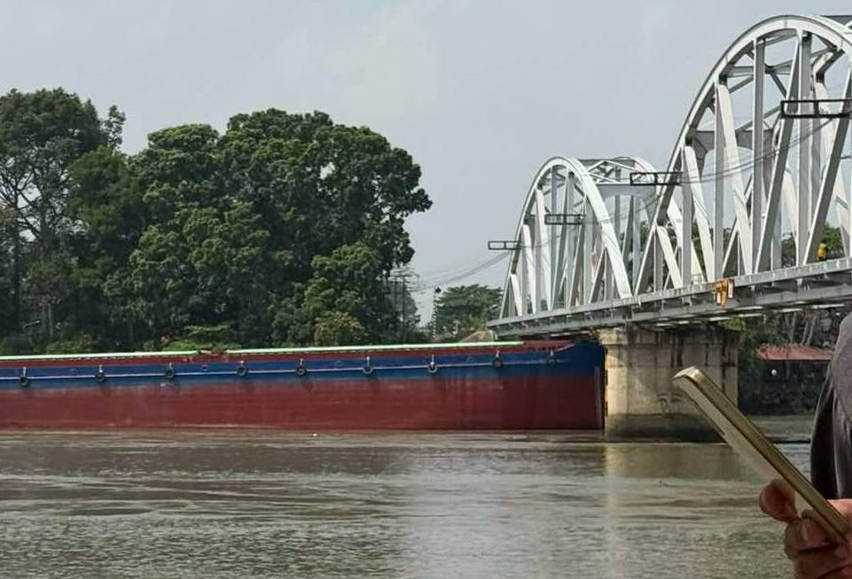 Sà lan va chạm cầu Ghềnh, người đi xe máy ngã nháo nhào