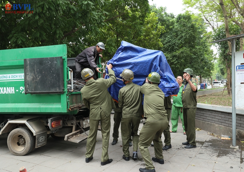 Sau phản ánh của Báo Bảo vệ pháp luật, xâm phạm lợi ích công xung quanh Công viên Cầu Giấy đã được xử lý
