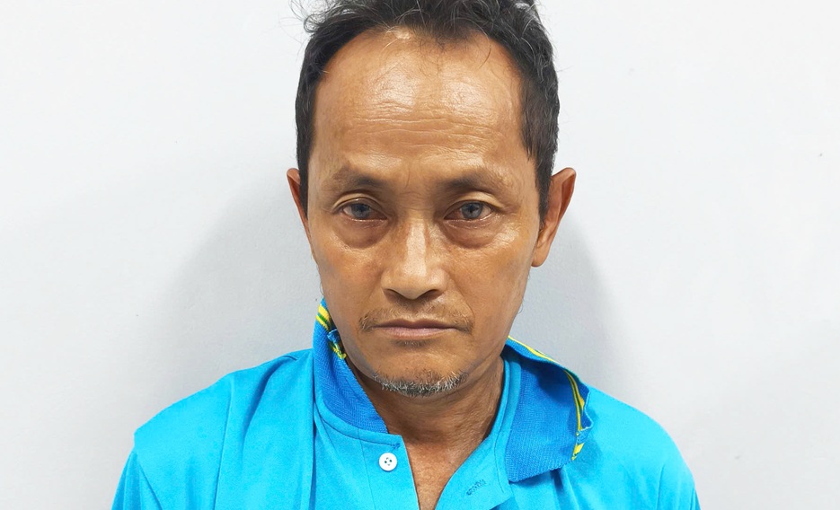 Tạm giữ bảo vệ trường học hiếp dâm học sinh