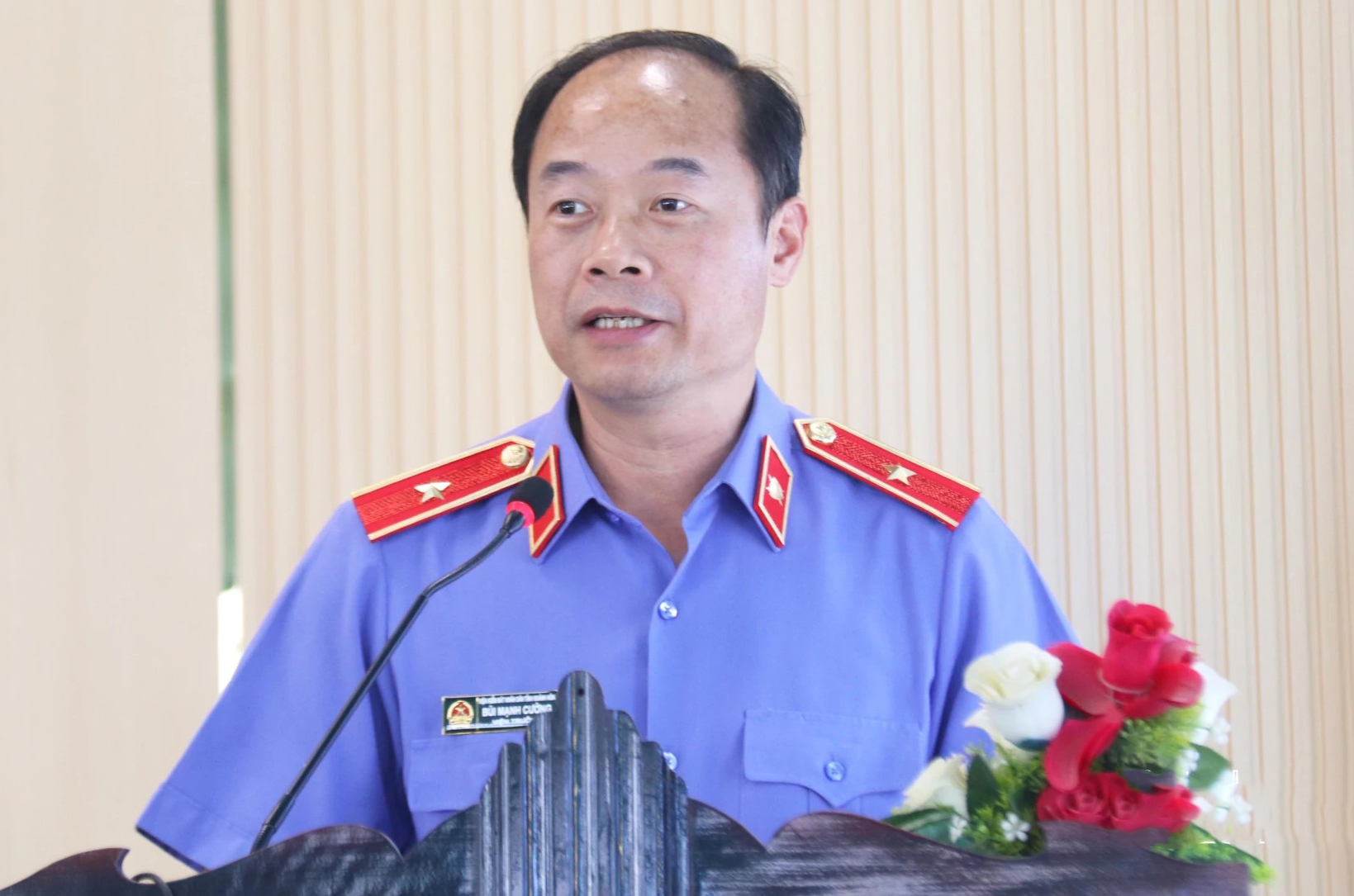 Viện trưởng VKSND tỉnh Khánh Hòa Bùi Mạnh Cường Lắng nghe để kiến nghị giải quyết các vấn đề bức xúc của cử tri