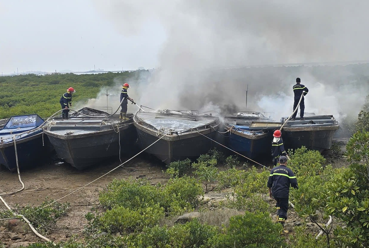 Ngăn cháy lan từ vụ cháy xuồng máy tại bến Núi Đỏ