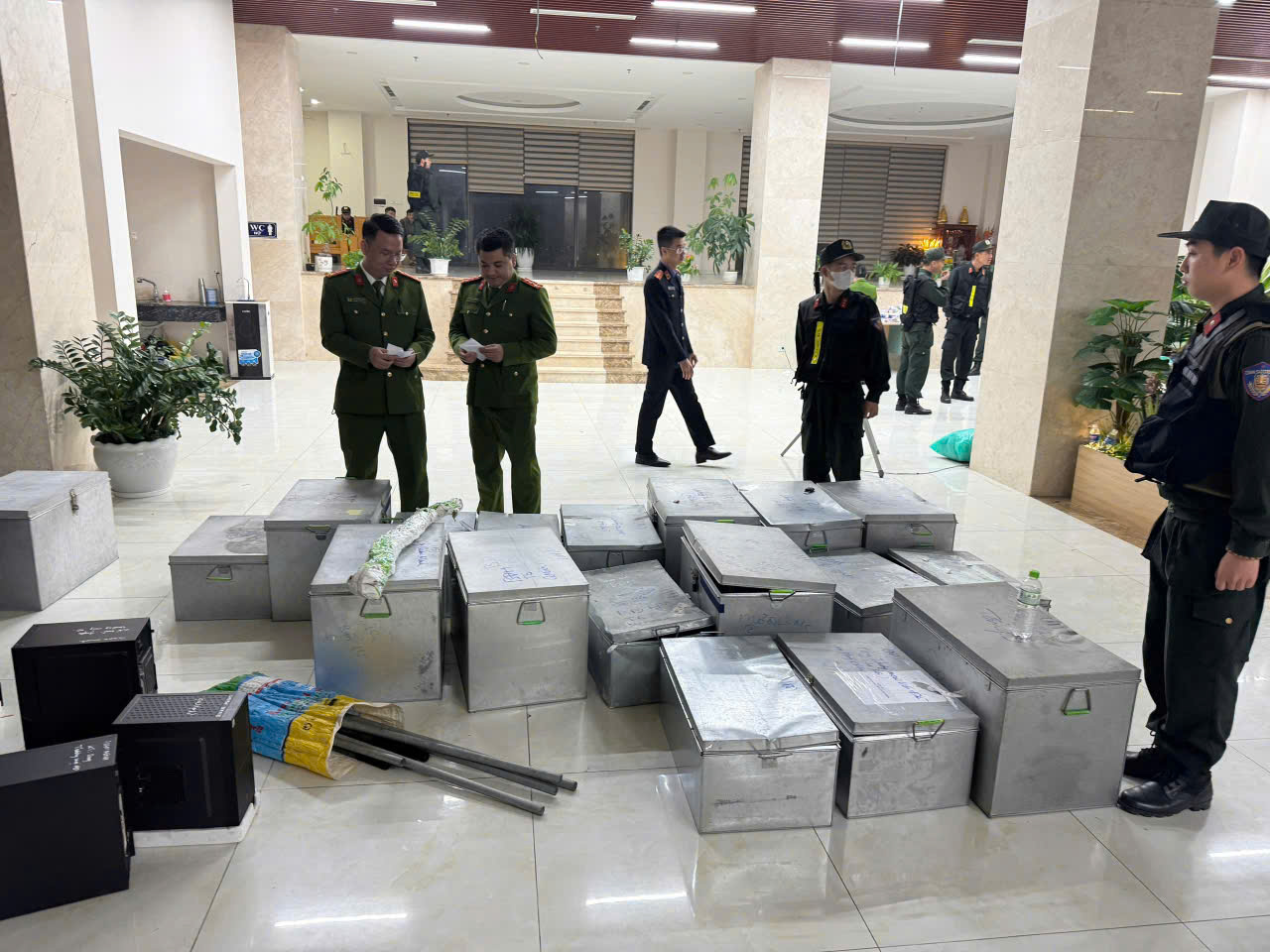 Khởi tố, bắt tạm giam giám đốc doanh nghiệp khai thác cát ở Vân Đồn