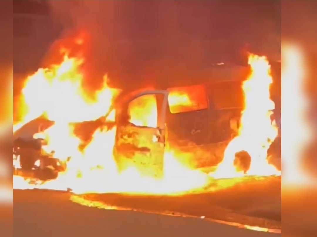 Ôtô bốc cháy dữ dội trong khu dân cư tại TP Hồ Chí Minh