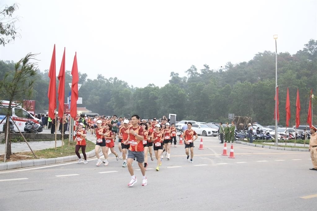Tham dự Giải chạy Bán marathon Côn Sơn - Kiếp Bạc có gần 1000 vận động viên