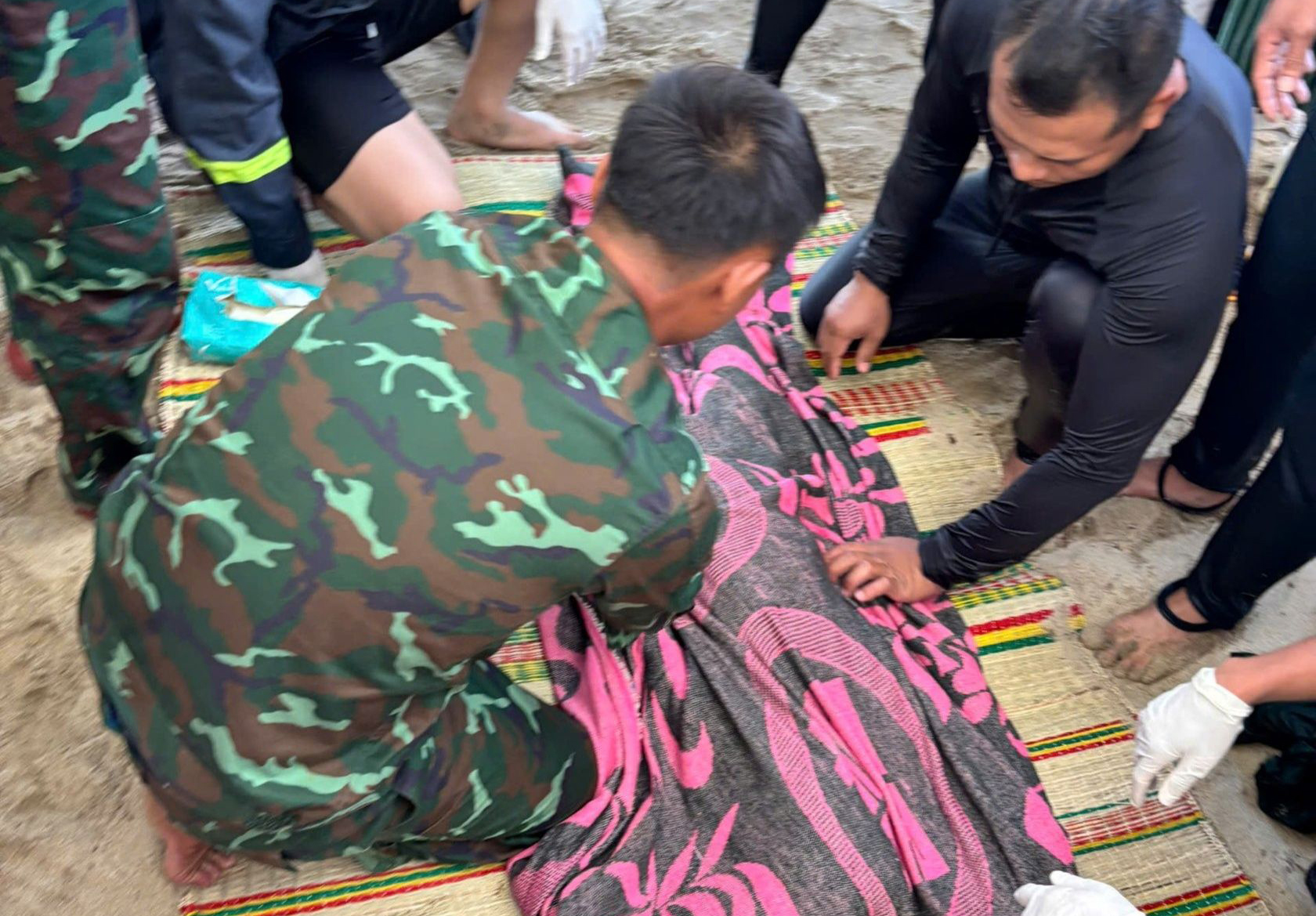 Tìm thấy thi thể bé trai 9 tuổi đuối nước do tắm biển khi sóng lớn