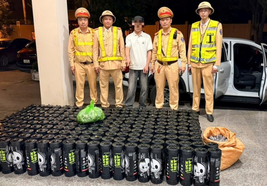 Phát hiện ô tô chở gần 200 bình khí nghi là “khí cười”