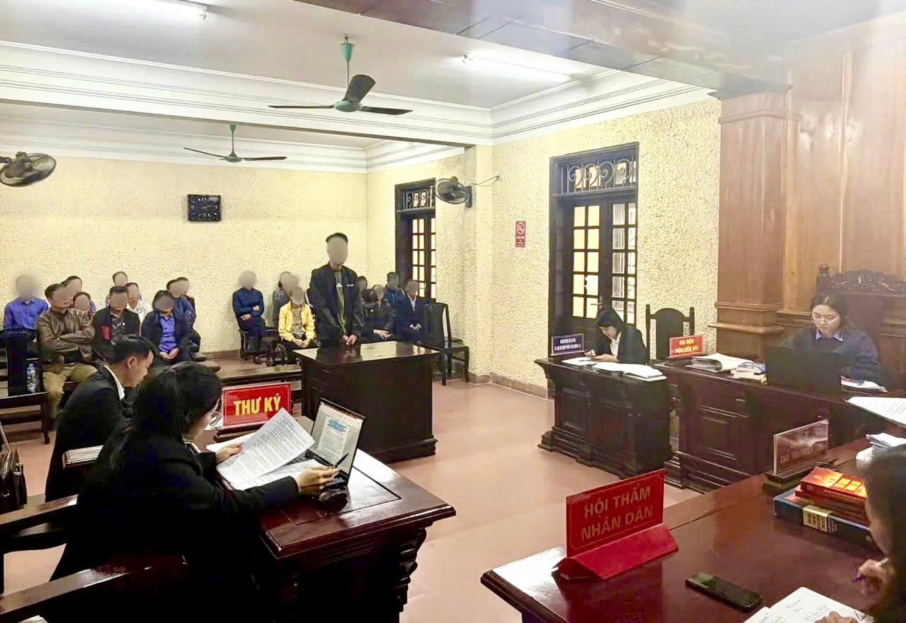 Phiên tòa thân thiện xét xử bị cáo chưa thành niên vi phạm giao thông