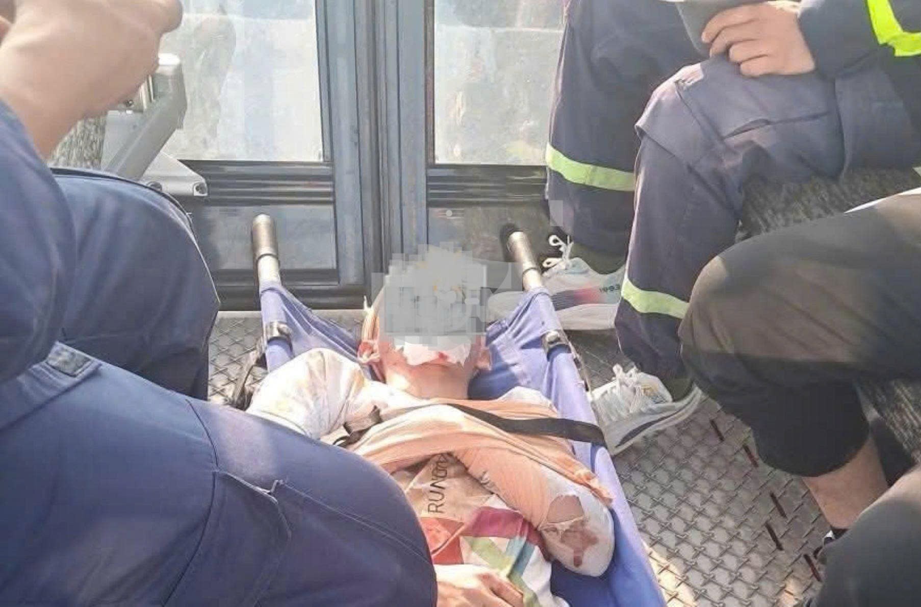 Cứu du khách gãy xương khi leo núi qua tuyến Cột Điện