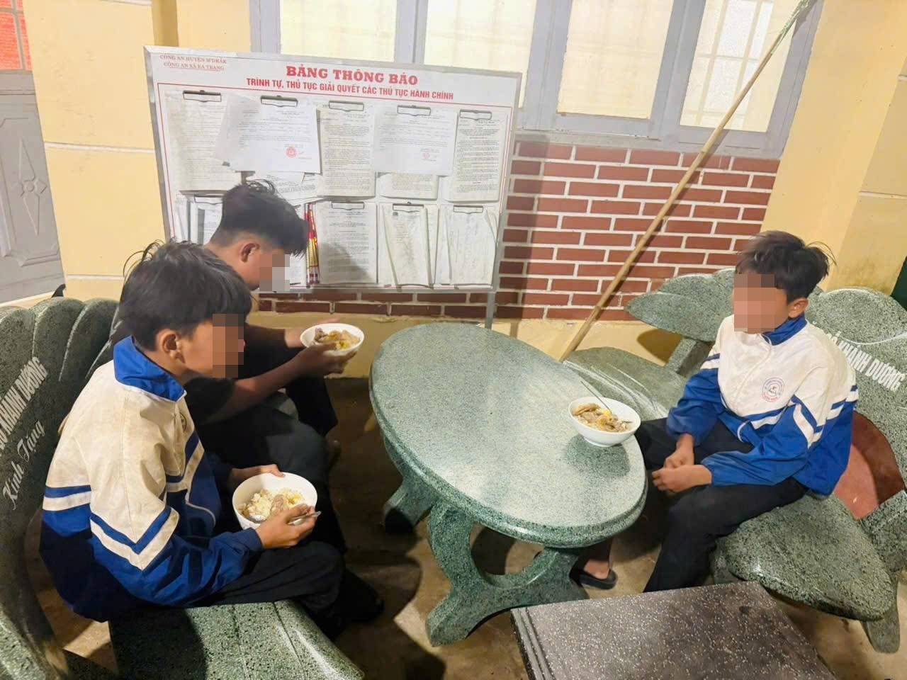 Công an kịp thời hỗ trợ 3 thiếu niên rủ nhau bỏ nhà đi trở về với gia đình