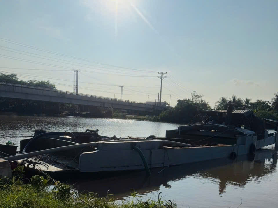 Bắt quả tang phương tiện tàu sắt “tàng trữ khoáng sản trái phép”