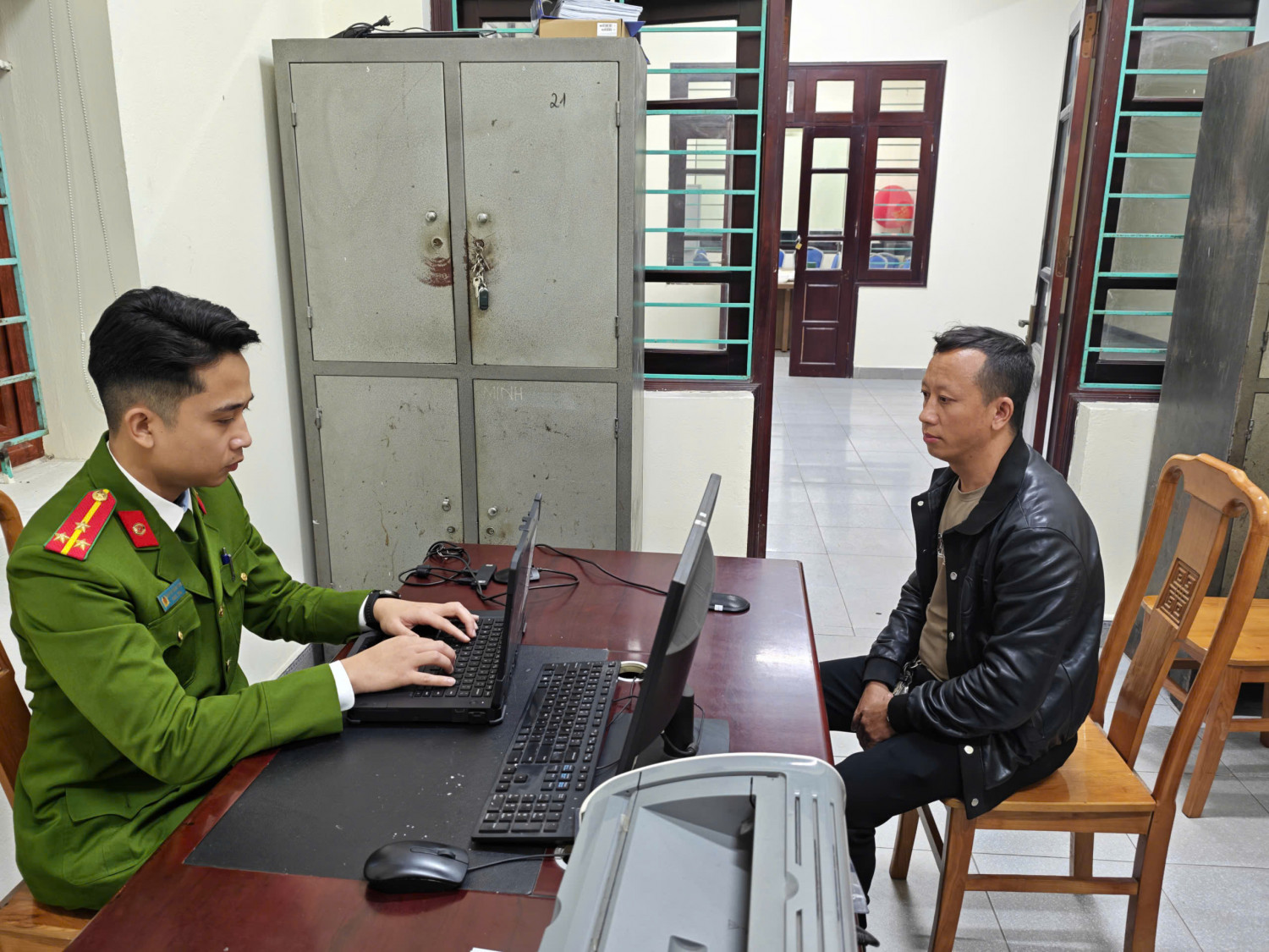 Khởi tố tài xế ô tô tông người thu gom rác trọng thương rồi rời khỏi hiện trường