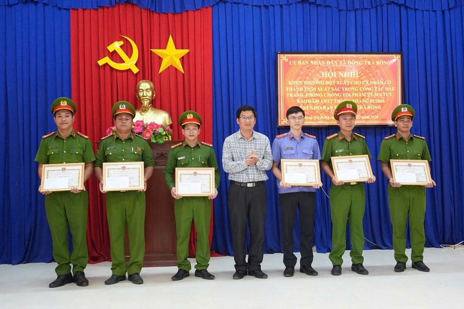 Kiểm sát viên VKSND khu vực 2, tỉnh Quảng Ngãi được khen thưởng trong công tác phòng chống ma túy