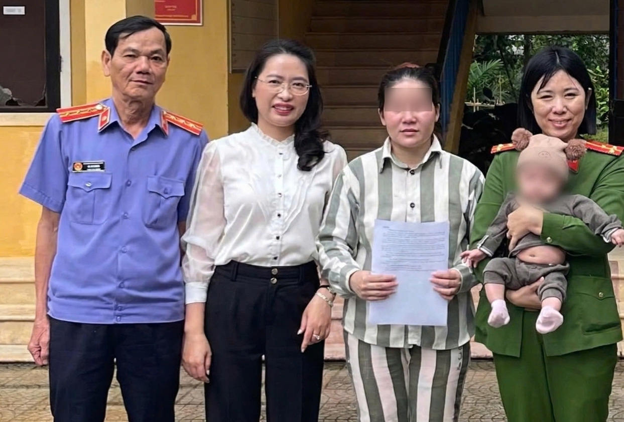 Sau kiến nghị của VKSND TP Huế, con của phạm nhân tại Trại giam Bình Điền được cấp Giấy khai sinh